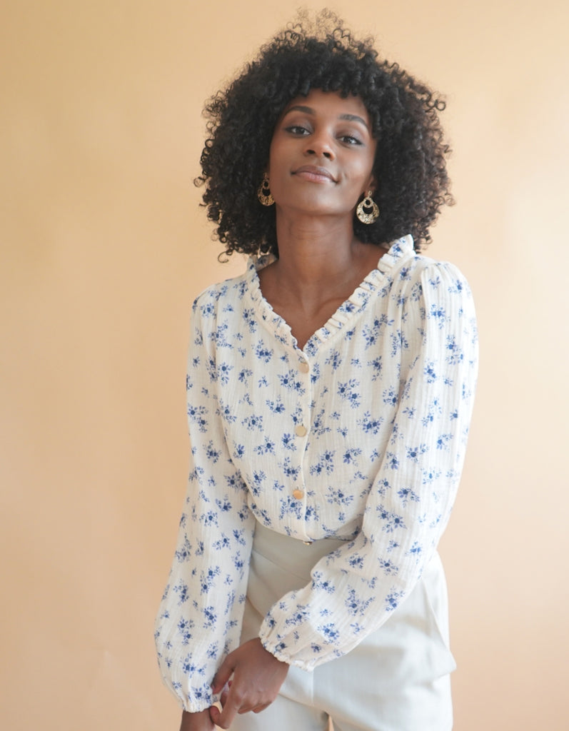 La chemise Amandine - Fleurie bleu lavande - En stock - elleanor de provence, garde robe made in france