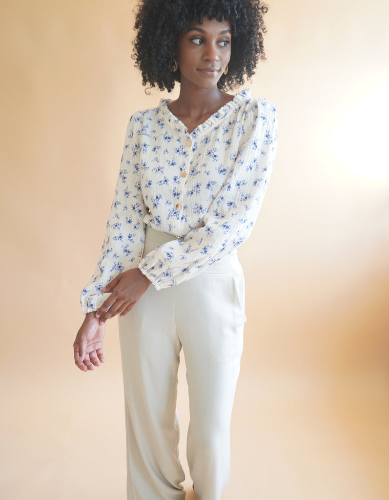 La chemise Amandine - Fleurie bleu lavande - En stock - elleanor de provence, garde robe made in france