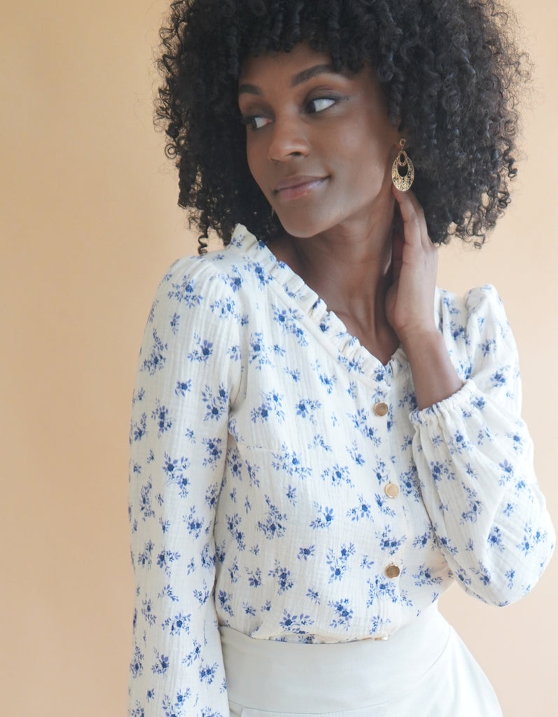 La chemise Amandine - Fleurie bleu lavande - En stock - elleanor de provence, garde robe made in france