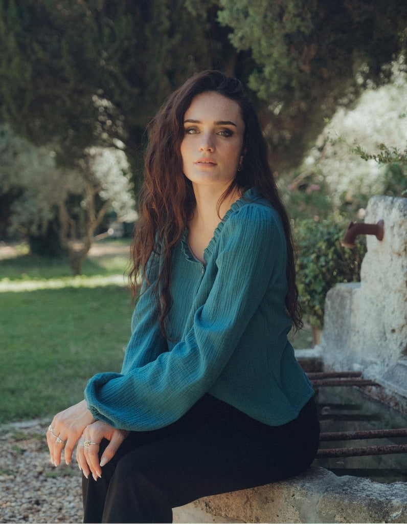 Le chemisier Amandine Bleu Paon - En stock - elleanor de provence, garde robe made in france