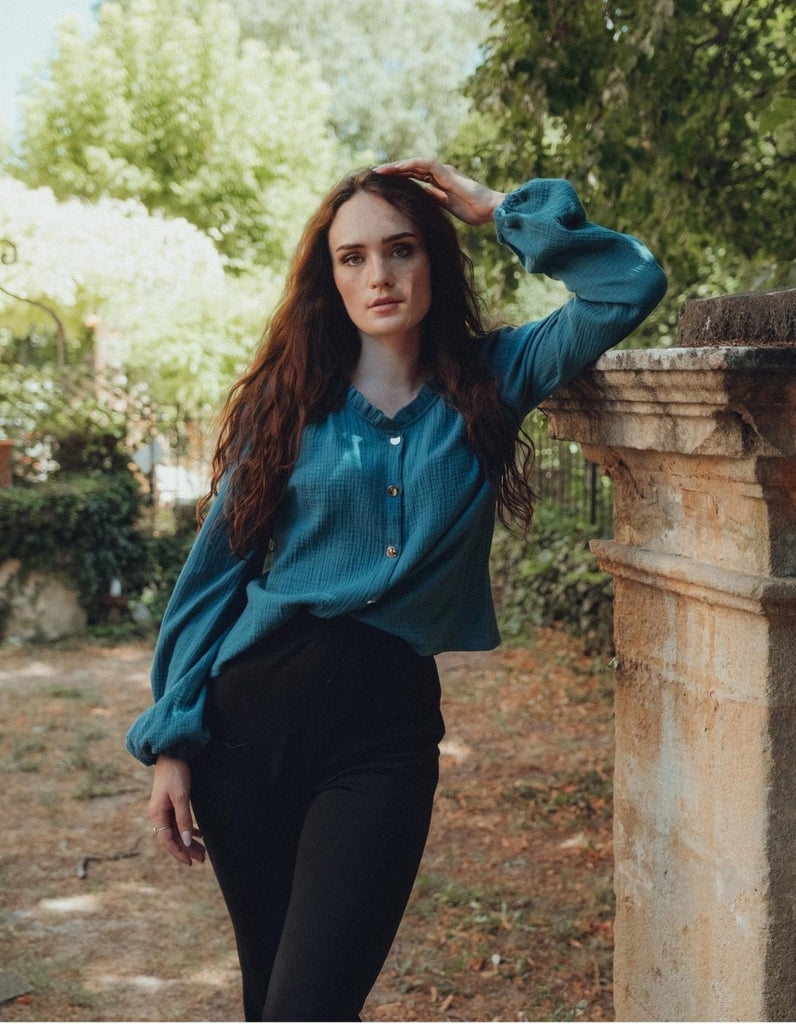 Le chemisier Amandine Bleu Paon - En stock - elleanor de provence, garde robe made in france