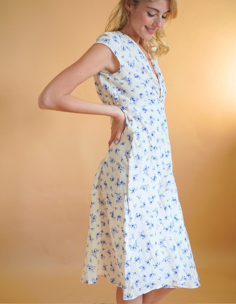 La Robe Sonia - Fleurie bleu lavande - gaze de coton - Personnalisable - elleanor de provence, garde robe made in france