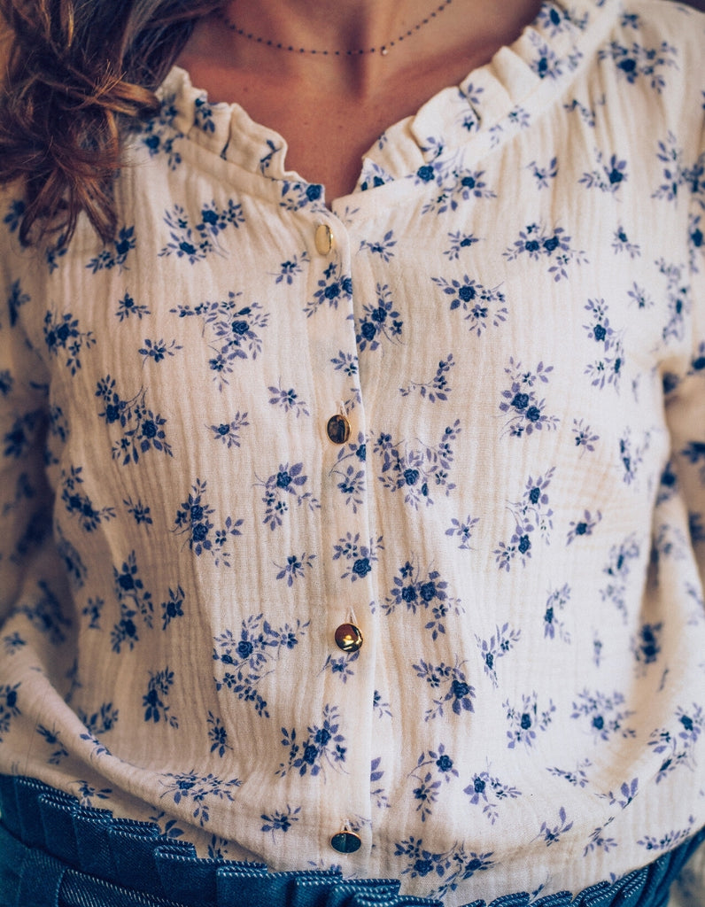 La chemise Amandine - Fleurie bleu lavande -En stock - elleanor de provence, garde robe made in france