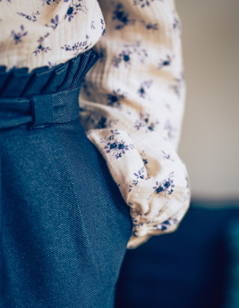 La chemise Amandine - Fleurie bleu lavande -En stock - elleanor de provence, garde robe made in france